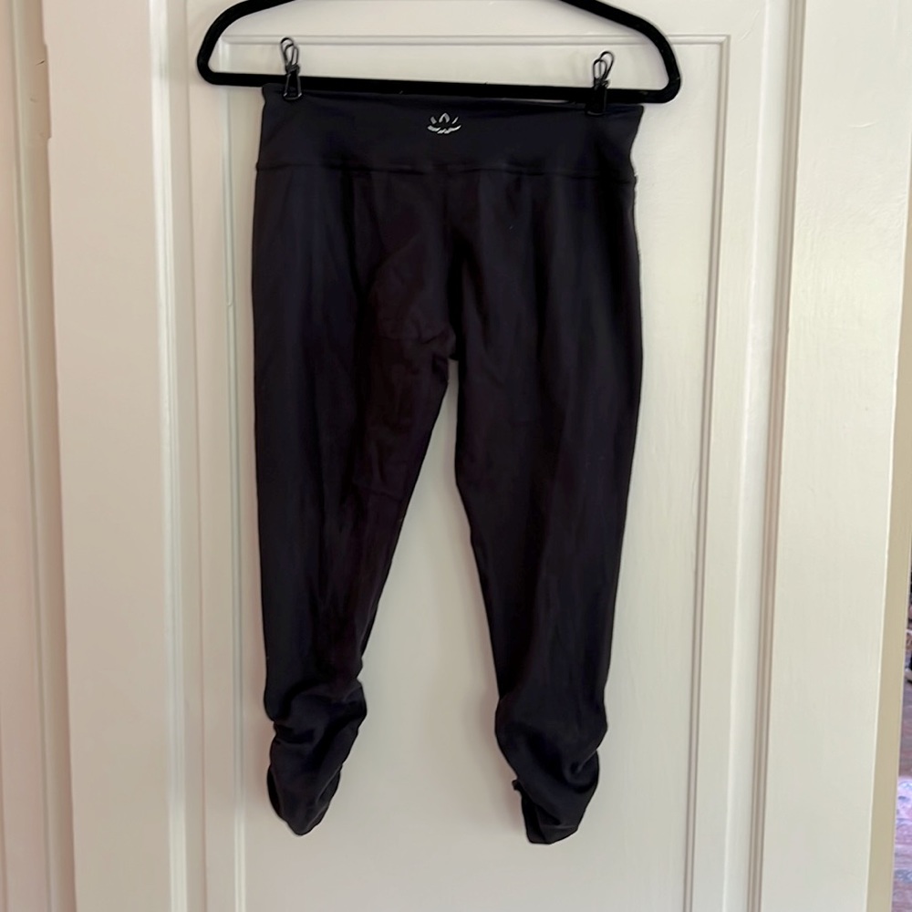 Beyond Yoga Black cropped leggings.